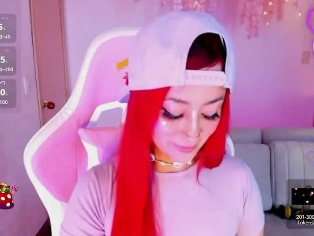 Mia-Bloom — It all depends on the person since each one has a feeling for me, big dicks can turn me on like girls, it all depends on the circumstances and in women I like every part of their body