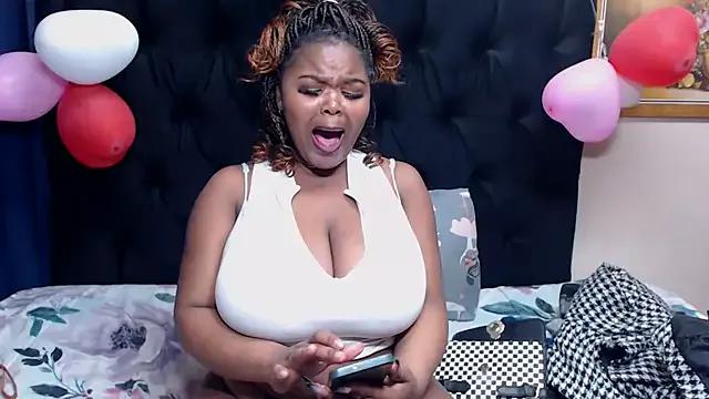 BootyliciousbustyX33 on StripChat 