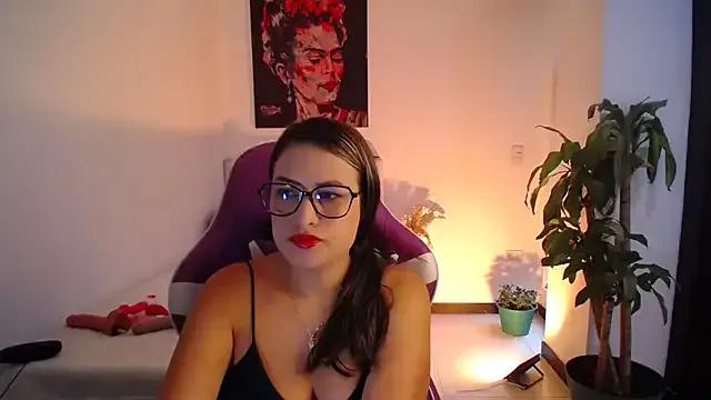 esmeraldaa230 on StripChat 