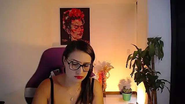 esmeraldaa230 on StripChat 