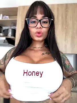 LaraHenao on StripChat 