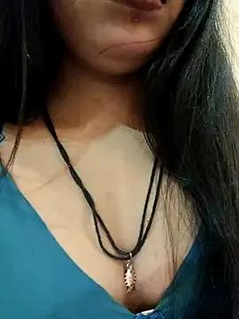 Maahhii_2 on StripChat 