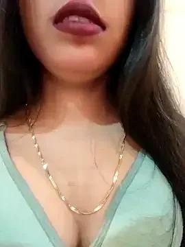 Maahhii_2 on StripChat 