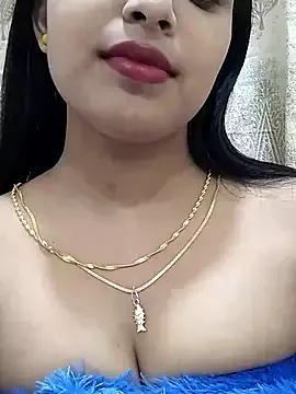 Maahhii_2 on StripChat 