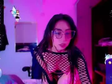 Freechat girls entertainers: Energize your senses with our matured streamers, who make messaging sweet and slutty at the same time.