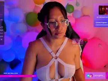 Freechat girls entertainers: Energize your senses with our matured streamers, who make messaging sweet and slutty at the same time.