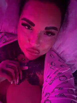 Freechat girls entertainers: Energize your senses with our matured streamers, who make messaging sweet and slutty at the same time.