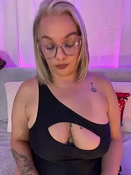 Aligoldbottom from StripChat is Freechat