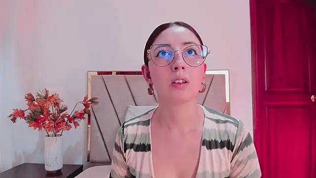 Emilywatsonn from StripChat is Freechat