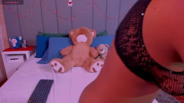 JulianaMiller from StripChat is Freechat