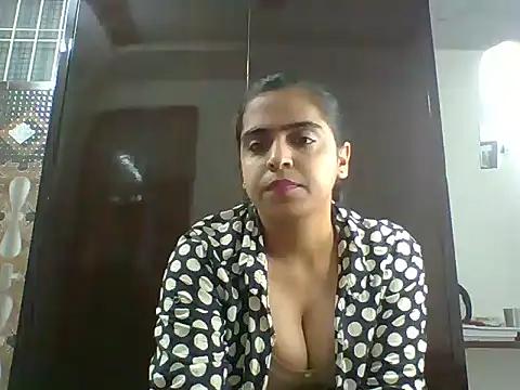 Loveuu-queen from StripChat is Freechat