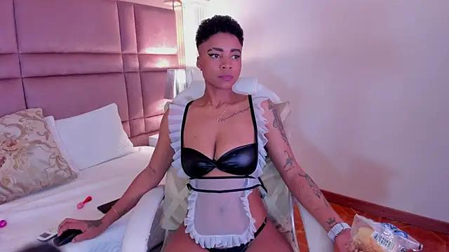 LuciaWallace from StripChat is Freechat