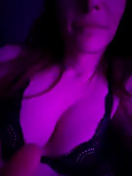 Freechat girls entertainers: Energize your senses with our matured streamers, who make messaging sweet and slutty at the same time.