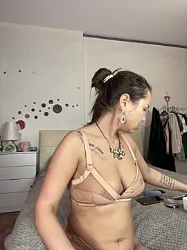 MiraMiss from StripChat is Freechat