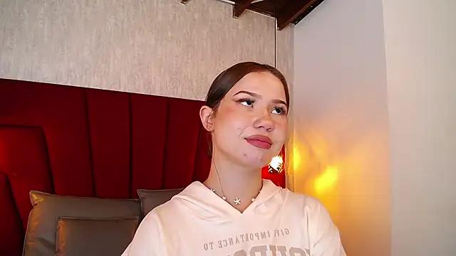 Roxie-Summers11 from StripChat is Freechat